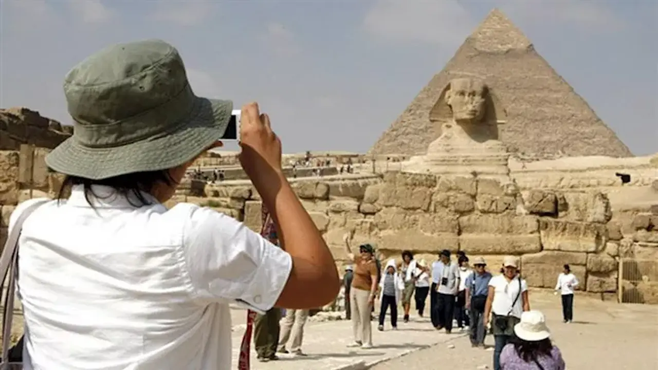 مصر تشهد زيادة 7% في القطاع السياحي مع إشادات دولية